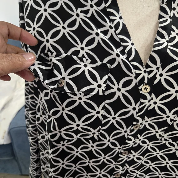 Women’s 2X Black White Geometric Blouse Button Front Lightweight Roll Tab Sleeve - Picture 6 of 13